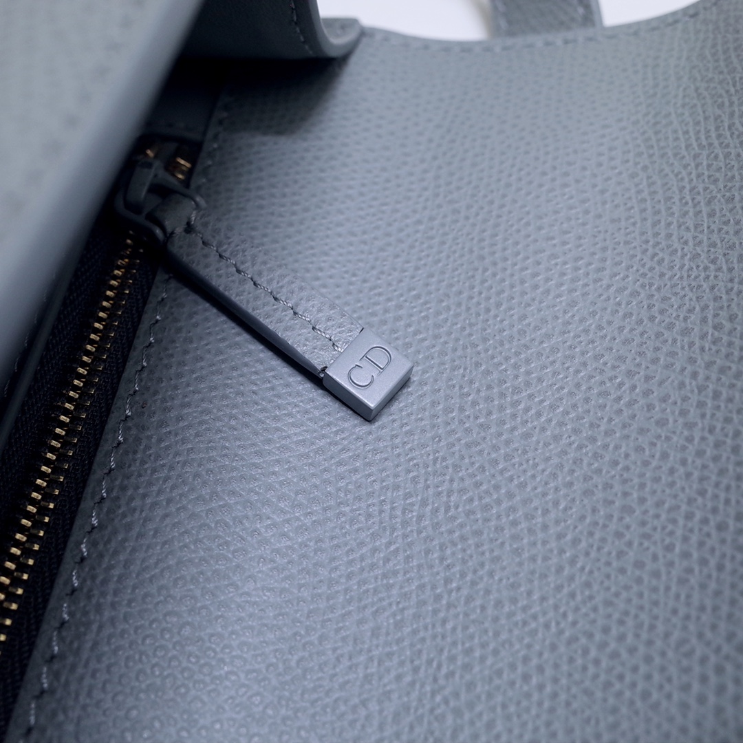 30 Montaigne Bag Grey Grained Calfskin